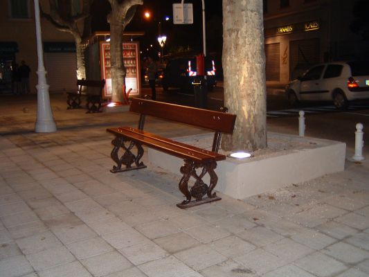 Banc rénové décapage plus vernis patine place MACE TOULON par SALVAT DECAPAGE 